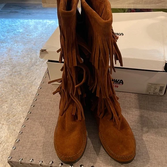Women’s Minnetonka suede Moccasin boots NIB size 8 brown - Picture 1 of 11